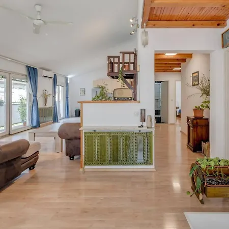 Διαμέρισμα Spacious Rustic 2Br With Terrace & Parking