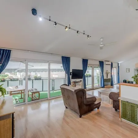 Spacious Rustic 2br With Terrace & Parking Apartament *