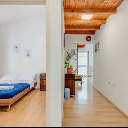 Spacious Rustic 2br With Terrace & Parking Apartament