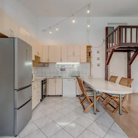 Spacious Rustic 2Br With Terrace & Parking Σπλιτ