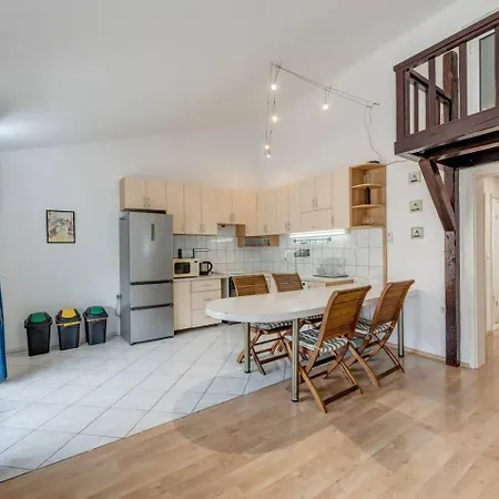Apartament Spacious Rustic 2br With Terrace & Parking