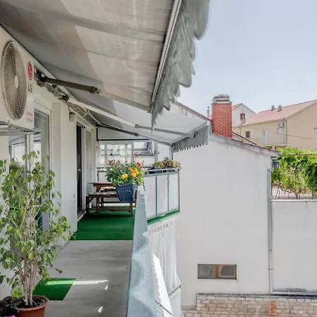 Spacious Rustic 2Br With Terrace & Parking Σπλιτ