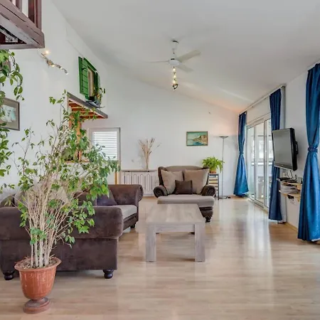 Spacious Rustic 2br With Terrace & Parking