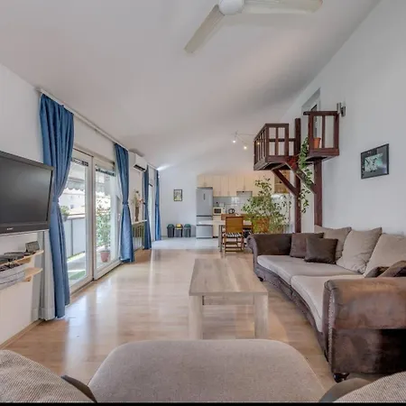 Spacious Rustic 2br With Terrace & Parking