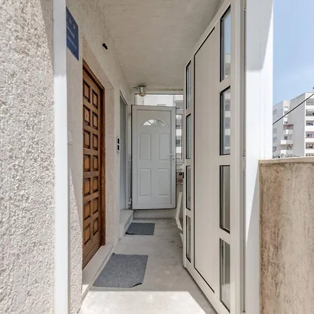Spacious Rustic 2br With Terrace & Parking Apartament