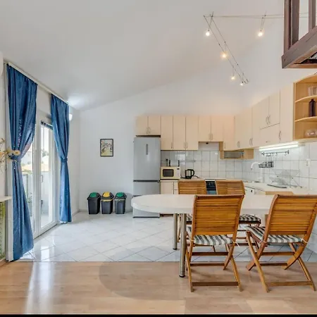 Spacious Rustic 2Br With Terrace & Parking Σπλιτ