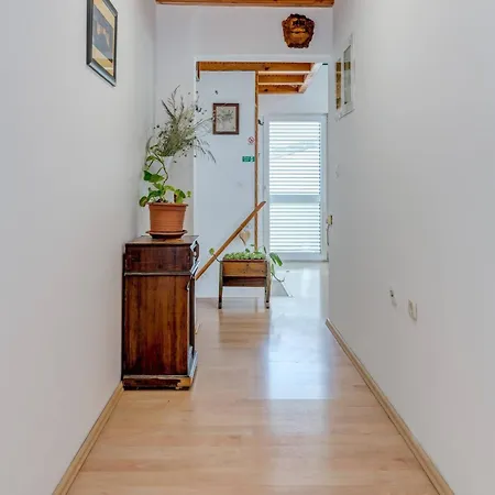 Spacious Rustic 2br With Terrace & Parking