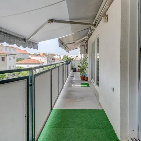 Apartament Spacious Rustic 2br With Terrace & Parking