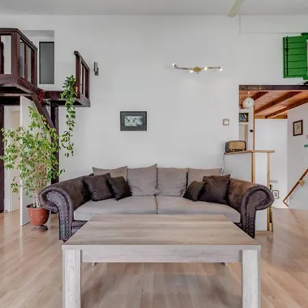 Διαμέρισμα Spacious Rustic 2Br With Terrace & Parking