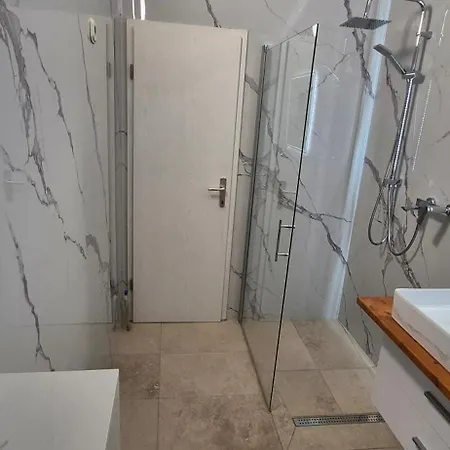 Spacious Rustic 2br With Terrace & Parking *
